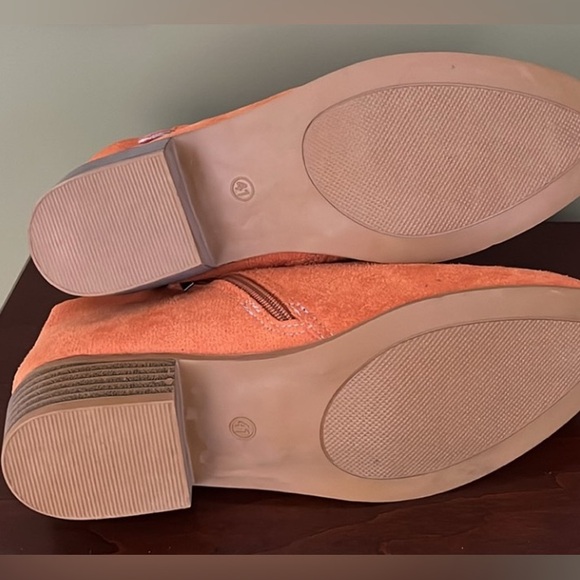 NWOT, Casual Suede-like booties - Picture 2 of 6